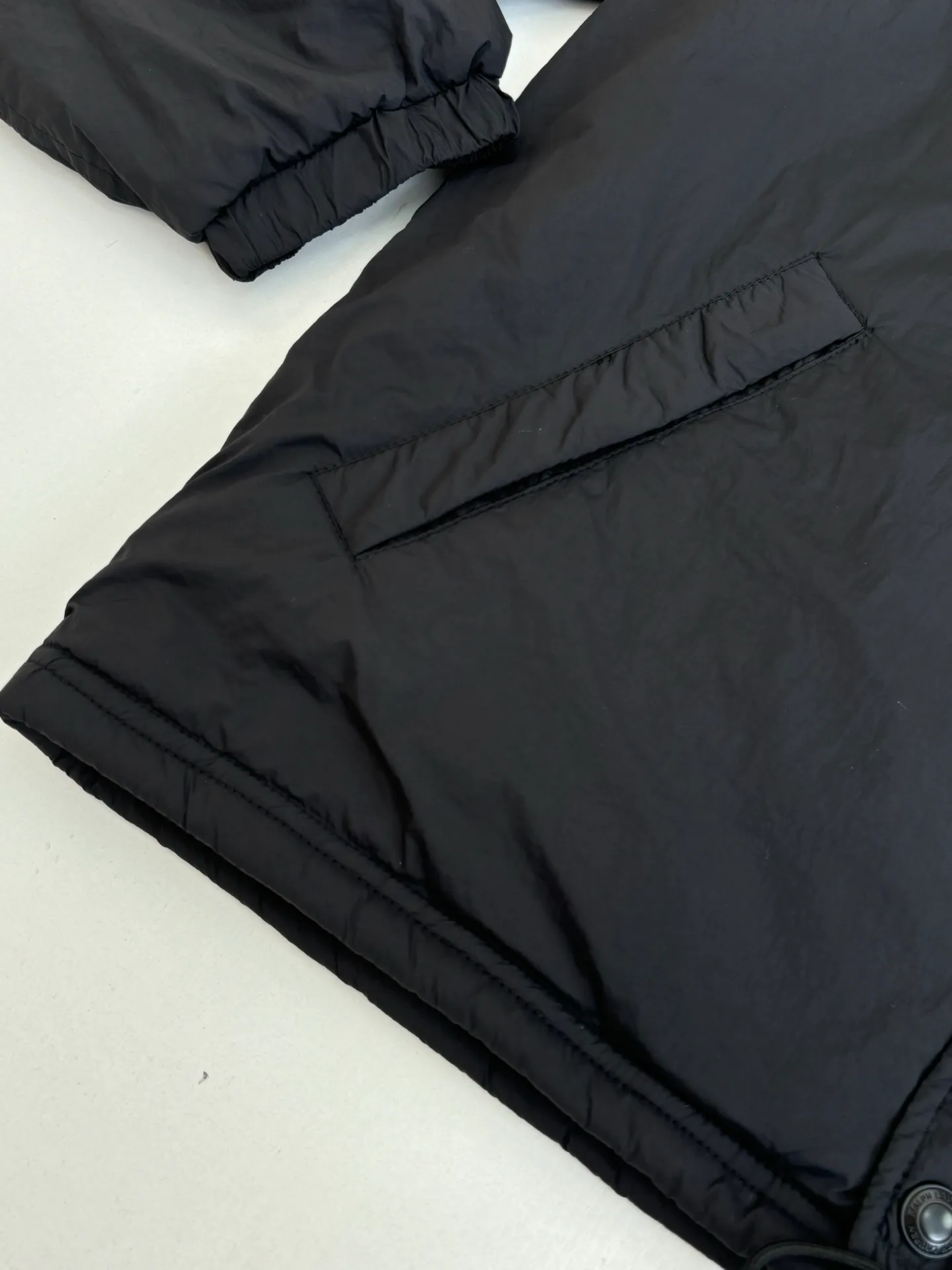 P670 Ralph Laure*/Ralph Lauren 25FW red label thin cotton coach jacket. The surface material is made of high-density nylon taffeta with a density of about 210T-300T. The surface is smooth and slightly matte. It has excellent windproof and waterproof performance (with DWR water-repellent treatment). It has strong wrinkle resistance and is easy to care for. It is in line with the positioning of American casual "durable and practical". Lining: Lightweight cotton-polyester blend lining (65% Polyester + 35% Cotton) Embroidery positioning: Precisely position through the template (12cm from the bottom of the neckline, 8cm from the placket) to ensure left and right symmetry and centering.  Size：S/M/L/XL